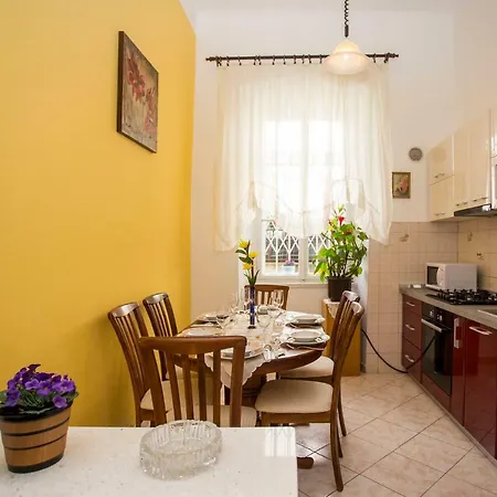 Emanuel Apartment